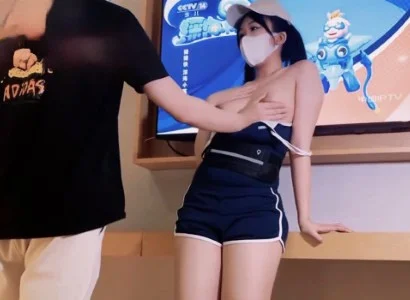 Cô nhân viên bán TV xinh đẹp cùng chàng khách hàng may mắn