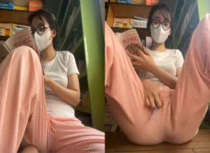 Cô nàng vừa đọc sách vừa đưa sextoy ra vào lồn