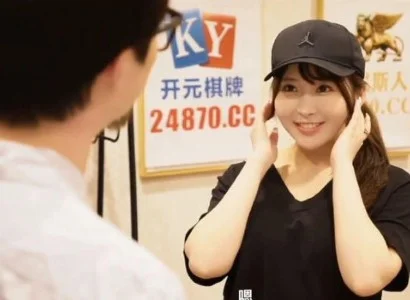 Cô nhân viên giao hàng dễ tính dễ tính suốt ca làm