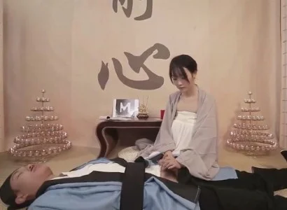 Nữ tu xinh hỗ trợ vị đạo sĩ bị thương