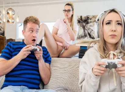 cô nàng bỏ bê người yêu để chơi game nên bị bạn thân giành mất