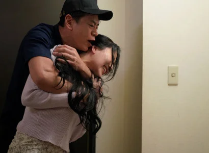 Nữ ca sĩ bị người hâm mộ cưỡng bức vì ngoại hình nuột nà đến mức phạm tội