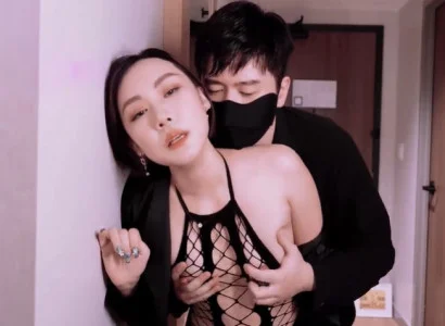 Phu nhân bán thân cho sếp của mình để trả nợ cho chồng