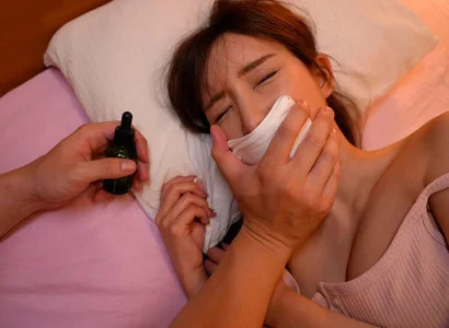 Tên này chuốc thuốc mê vào thức uống của cô em họ xinh đẹp và quan hệ